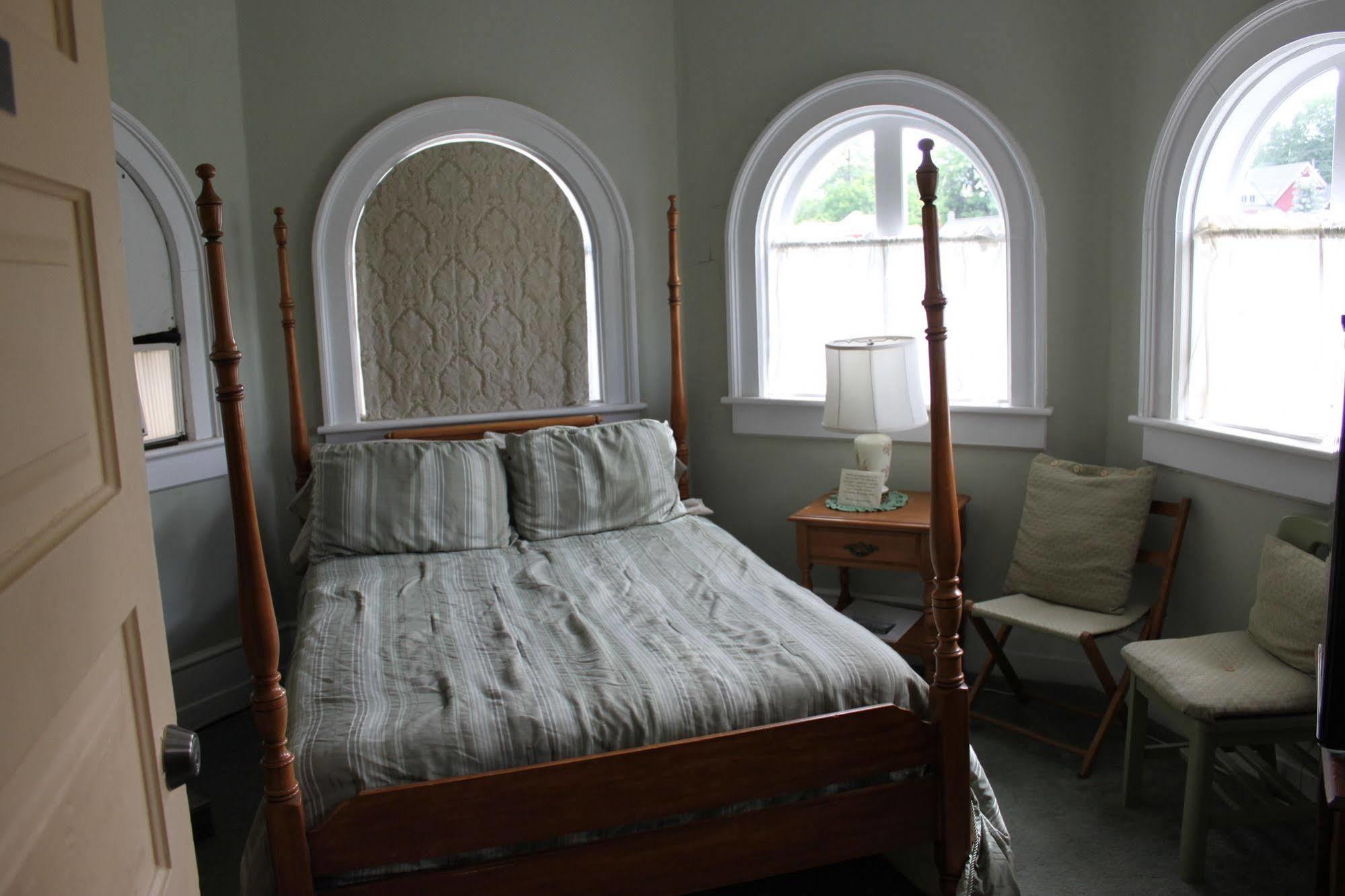 Victorian Charm Bed & Breakfast *